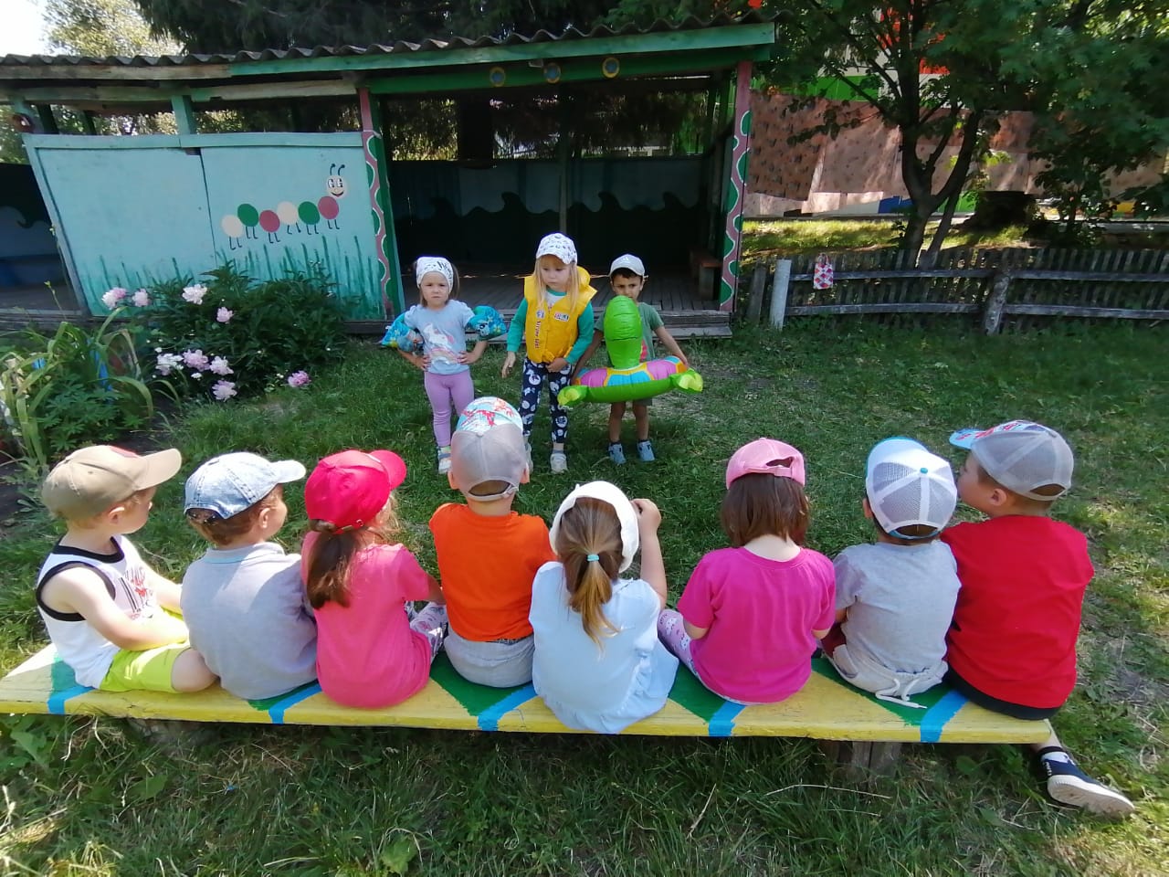 Сады березка 1. Детский сад Березка Туринск. Лето в садике. Детский сад летом. Дети в саду.