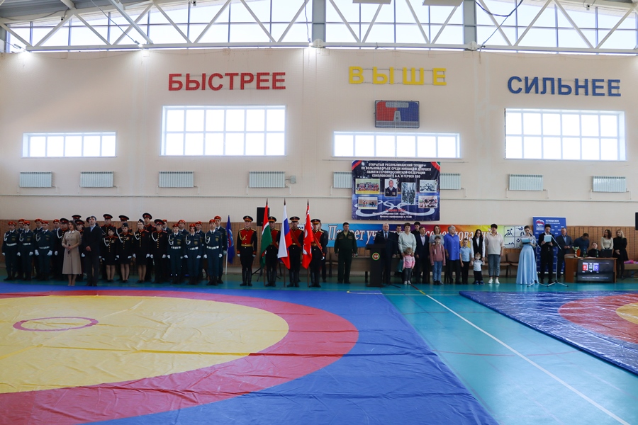 Спортивный комплекс барс. Борьба. Борьба фото. Вольная борьба Тетюши. Фото соревнований по борьбе.